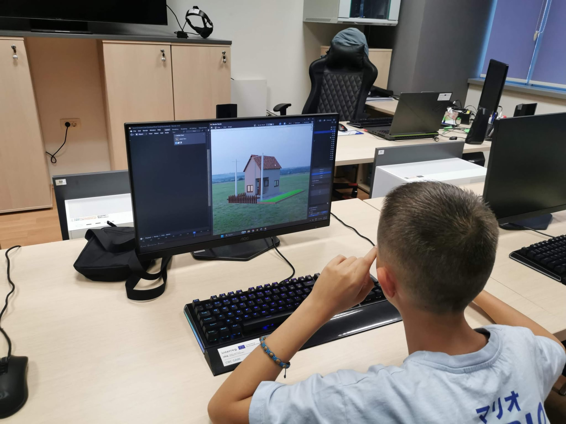 Polaznik radionice radi 3D model na računalu